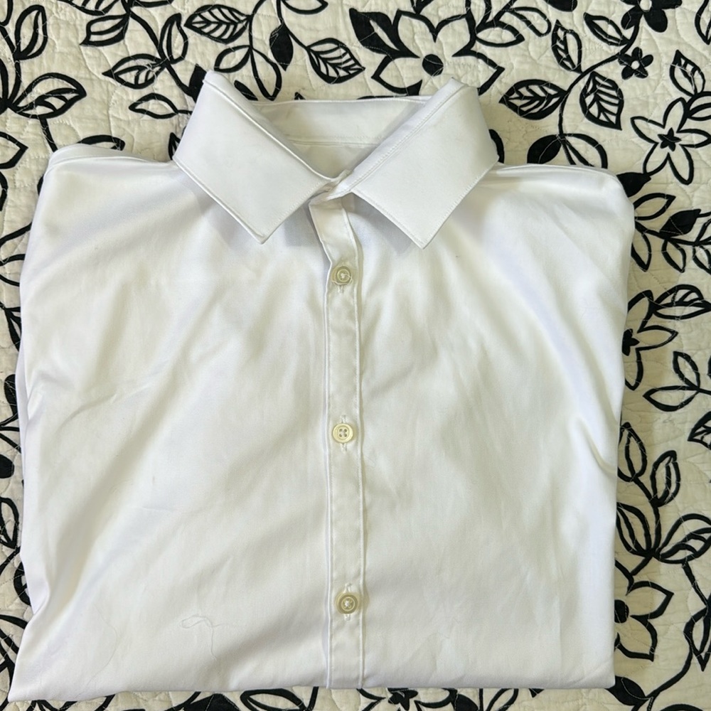❤️751) NWOT Mens white dress shirt by Kenneth Cole. Size 15 1/2–34/35.